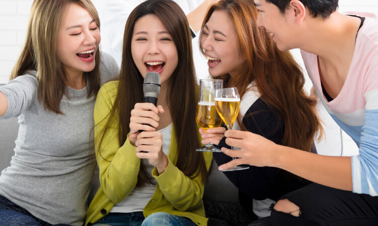 內建K歌系統,支援無線麥克風。
